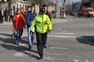 Stredoškoláci na priechode