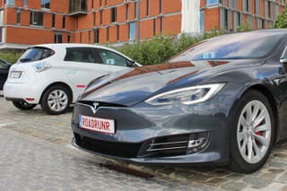 Tesla S prešla 900