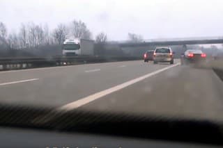 Poliak zostrelil auto v
