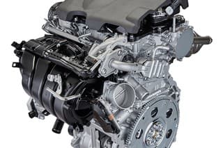 Toyota neverí turbám, má