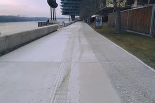 Zmazané čiary na nábreží