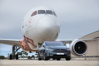 Tesla X a Boeing