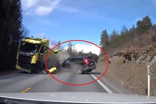 Volvo XC70 vs ťahač