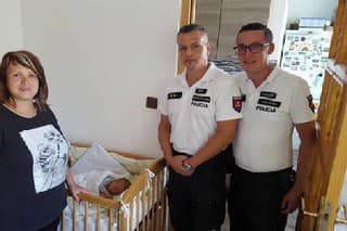 Policajti pomohli rodičke do
