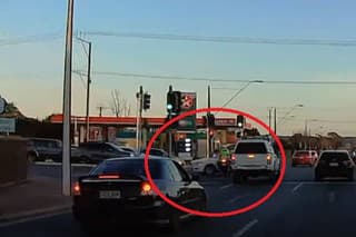 Policajt na motorke