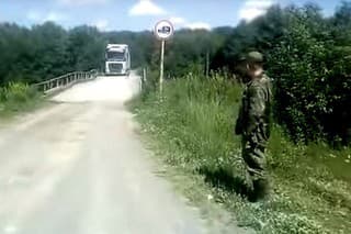 Kamion cez dreveny most