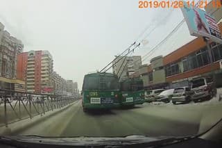 Trolejbus predbiehal druhý trolejbus