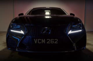 Lexus a Muži v