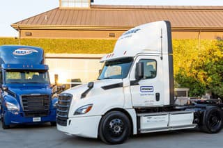 Freightliner eCascadia v rukách