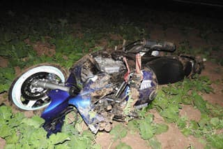 Motocykel skončil v poli