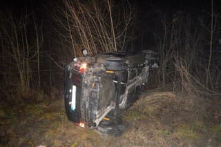 Obrátil auto cez strechu