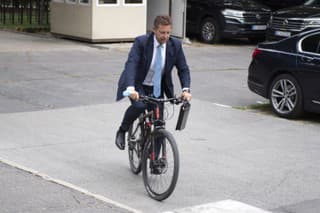 Ministri bez vládnych limuzín