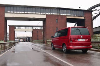 VW Multivan na ceste