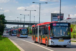 Príchod autobusov do Bratislavy