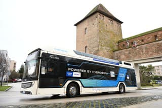Vodíkový autobus jazdí v