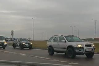 Konvoj so zabavenými autami