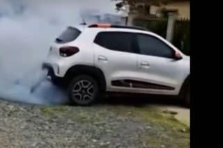 Auto v plameňoch