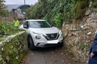 Nissan Juke uviazol medzi