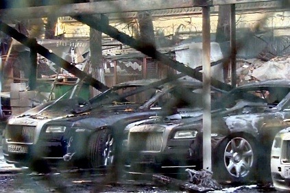 Požiar 12 luxusných áut