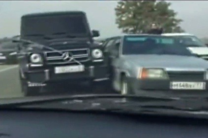 Mercedes triedy G útočí