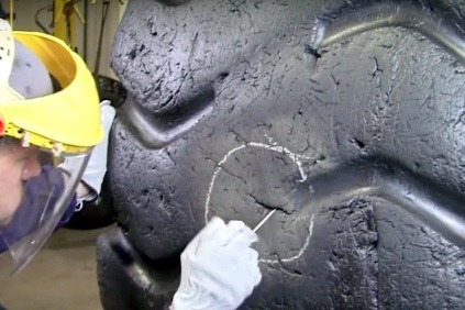Oprava gigantickej pneumatiky