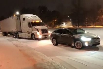 Tesla X ťahala kamión