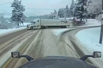 Vodič kamiónu na zasneženej