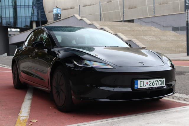 Tesla Model 3 s