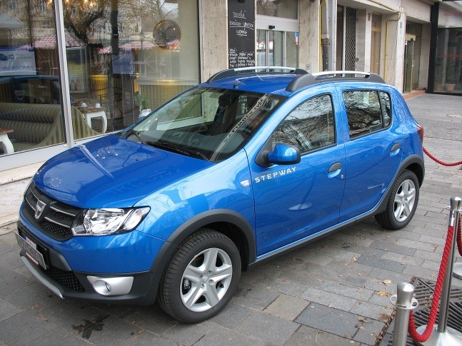 Novinka sa predstavila vo verzii Stepway a novej metalickej modrej farbe Azurite