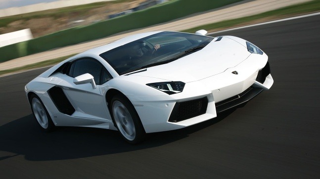 Aventador je lietadlo na kolesách - nečudo, keď jazdí až 307 km/h.
