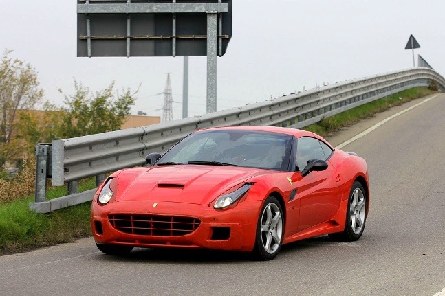 Ľahko maskované Ferrari California sa objavilo na testovacom okruhu automobilky vo Fiorane.