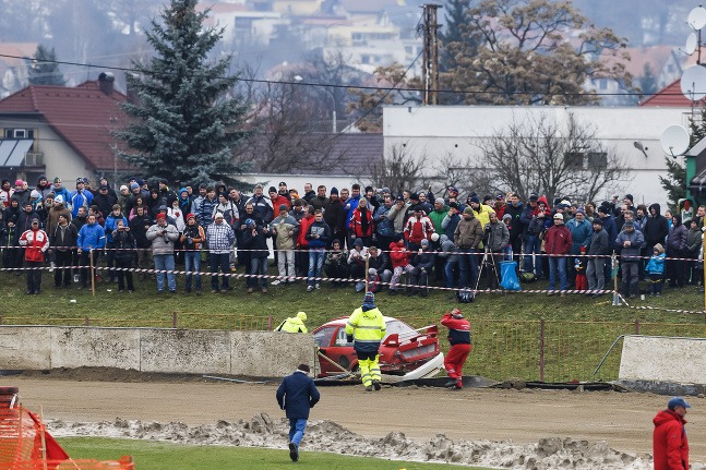 Nejeden z pretekárov skončil mimo trate - súboje boli ostré.