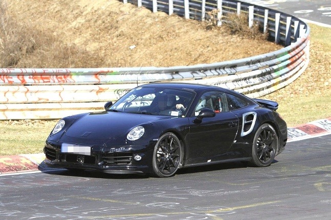 Porsche 911 Turbo 991 na okruhu Nordschleife.