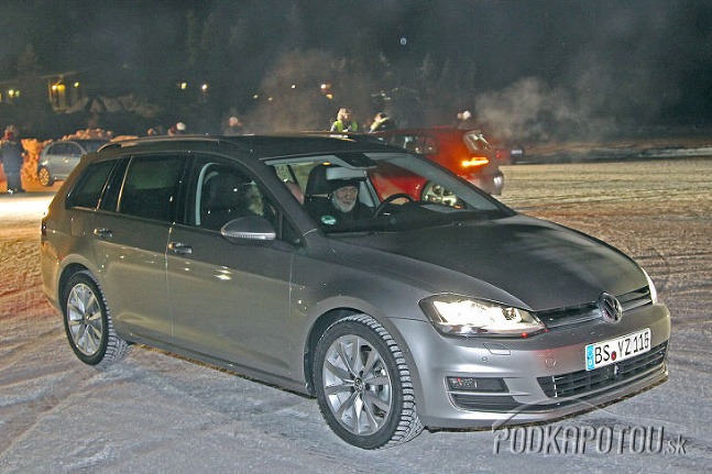 Za polárnym kruhom sa v mraze testujú nové verzie Golfa - aj kombi model Variant.