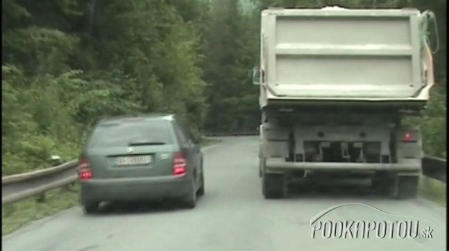Predbiehať tesne pred zákrutou, do ktorej nevidno, nie je prejavom odvahy, ale skôr iných vlastností vodiča.