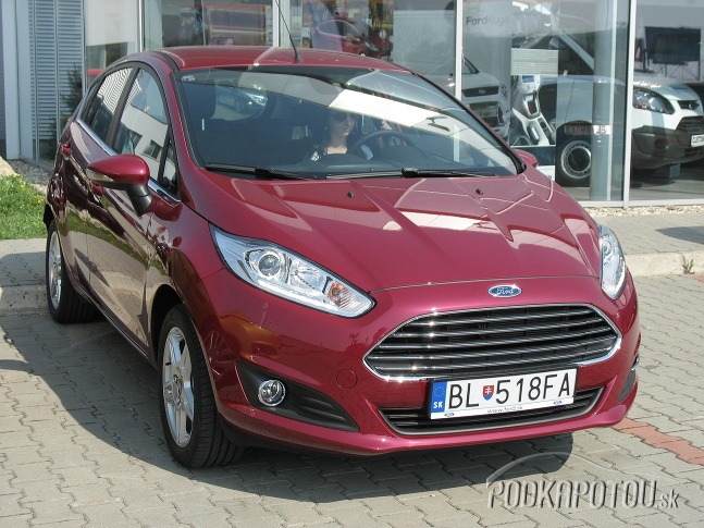Ford Fiesta s motorom 1,6i s výkonom 77 kW a šesťstupňovou prevodovkou PowerShift je rýchla, dynamická, ale aj málo 