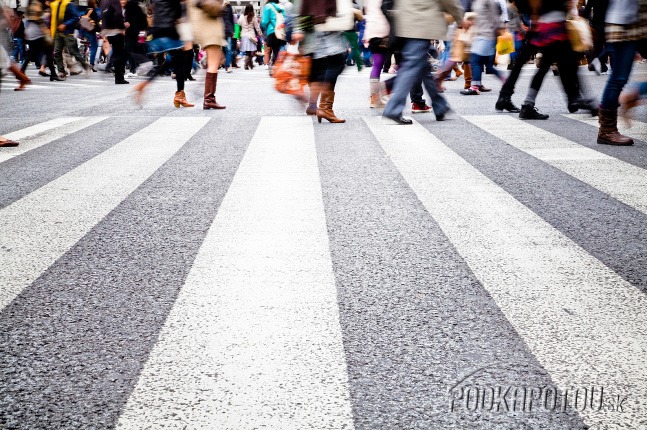 Chodci proti autám, alebo autá proti chodcom? Prehrávajú slabší, teda chodci.