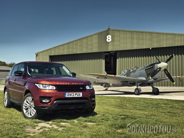 Range Rover Sport sa postavil zoči voči legendárnemu stíhaciemu lietadlu z druhej svetovej vojny - Spitfire
