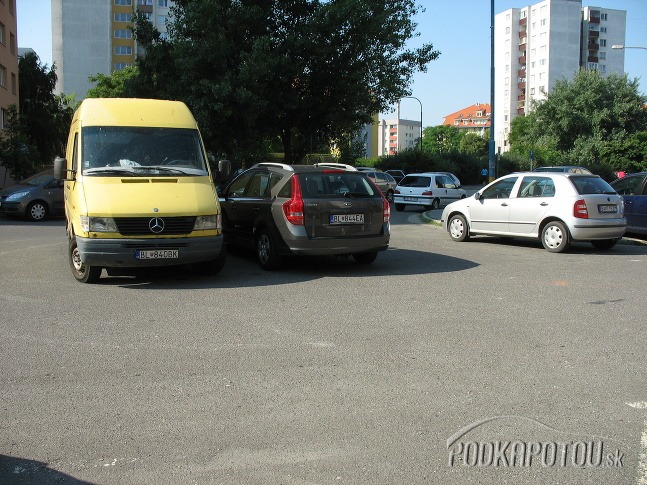 Parkovanie v Petržalke - a nielen v nej, je neraz umenie nemožného.