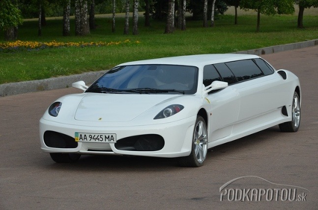 Ferrari F-430 replika prerobená na limuzínu