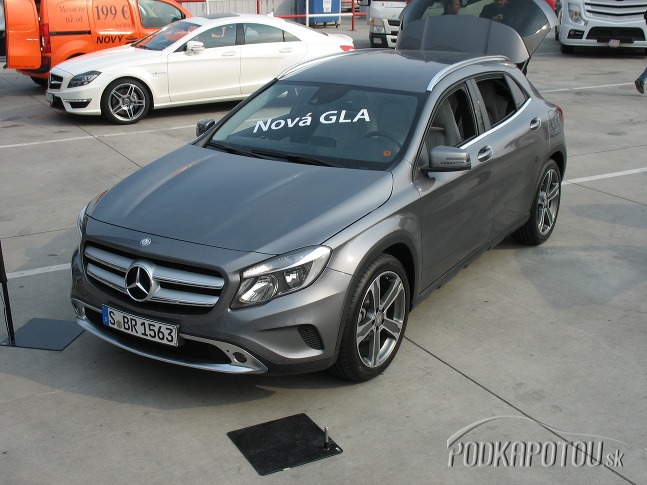 Mercedes-Benz GLA sa ukázal v predpremiére na Slovensku na Slovakia Ringu.