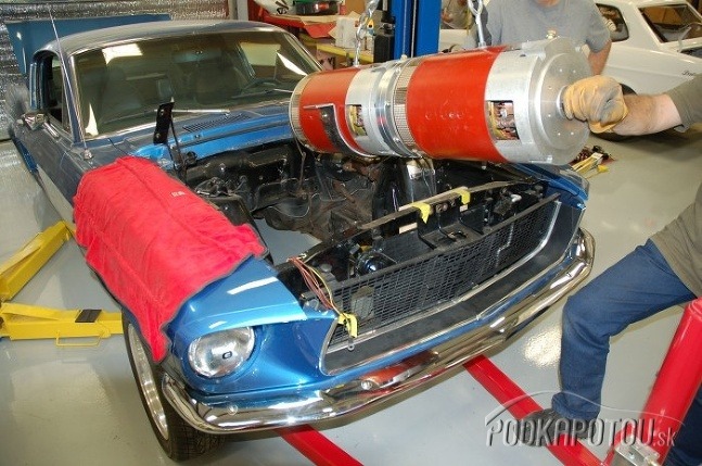 Elektrický Mustang a Datsun