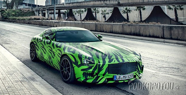 Mercedes-AMG GT na oficiálnej fotke - ibaže pokrytý maskovacou fóliou...