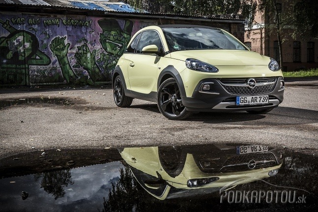 Opel Adam Rocks sa v Rige ukázal ako schopný zdolávať aj nečakané prekážky v mestskej premávke, aj mimo nej.