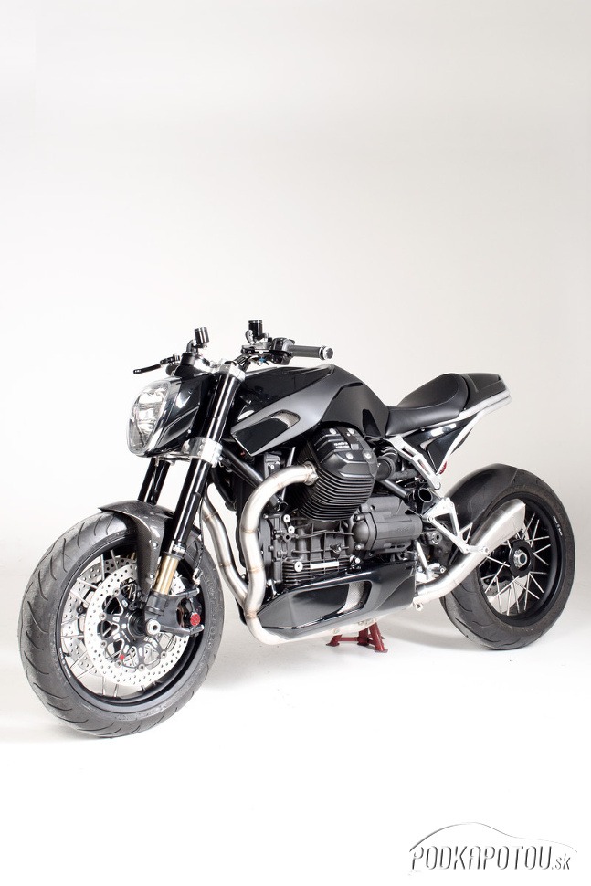 Officine Rossopuro Scighera - skoro polovicu motorky tvorí motor a prevodovka...