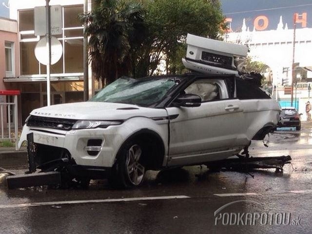 Range Rover Evoque po páde z nadjazdu na betón