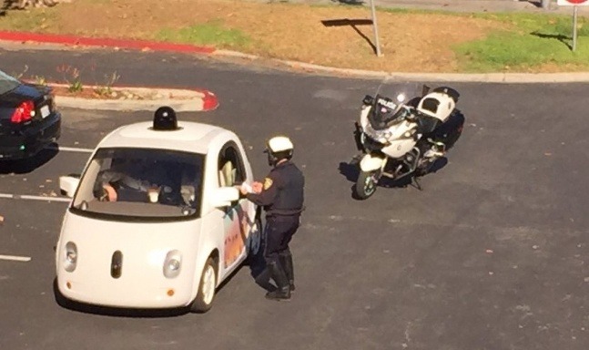 Autonómne auto od Googlu zastavil policajt pre pomalú rýchlosť