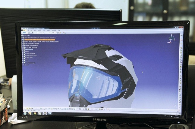 Ako sa vyrába Hi-Tech prilba Aventuro Carbon 