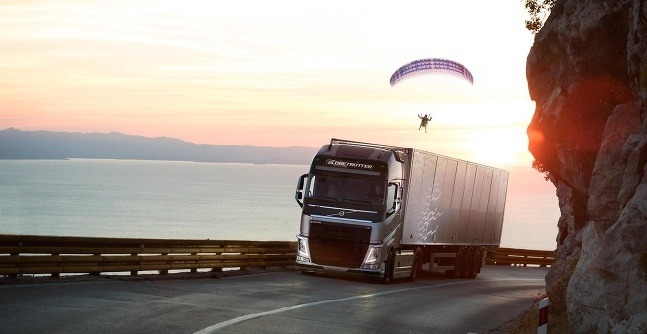 Paraglider na lane za kamiónom Volvo
