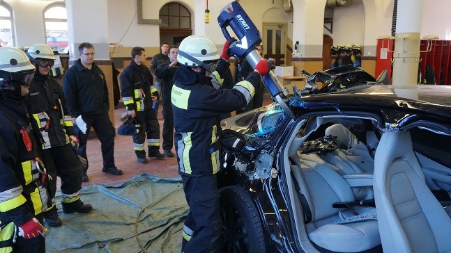 Porsche Panamera zničená hasičmi